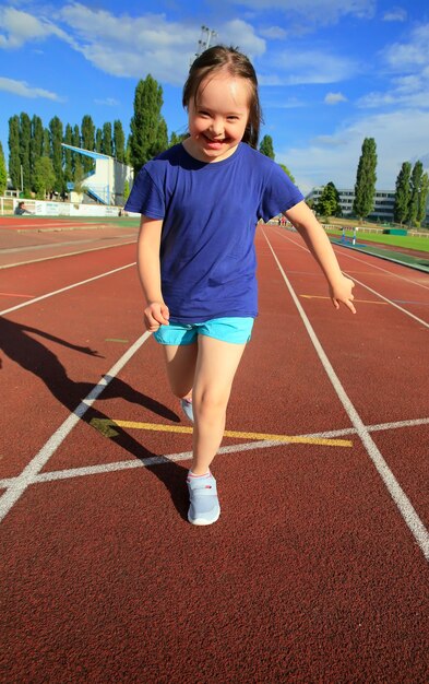 Petite fille s'amuse sur le stade