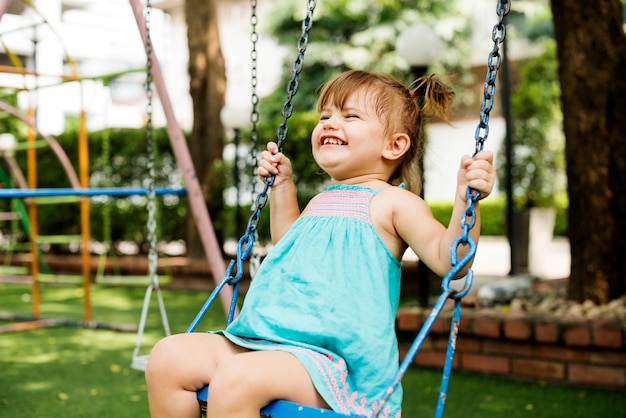 Petite fille s&#39;amuser à jouer dans le parc