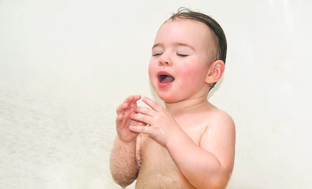 Petite fille s'amuser à laver dans le bain.