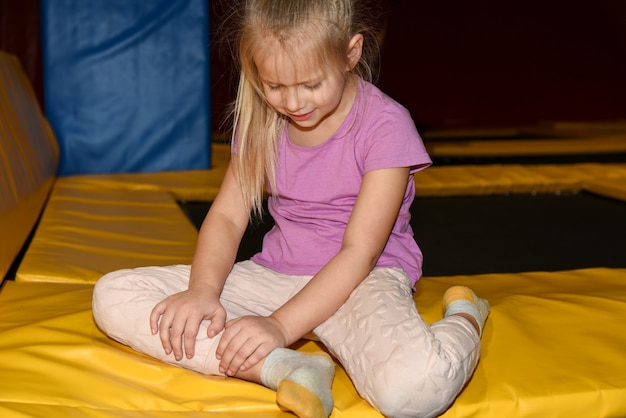 Une petite fille s'est blessée à la jambe dans le centre de jeux.