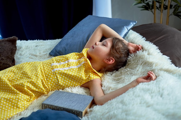 Une petite fille s'est endormie après avoir lu un livreChildren's world of fantasy learning