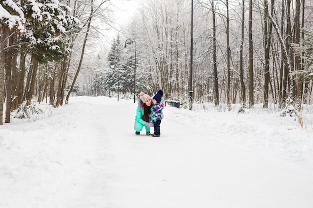 Petite fille et sa maman s'amusant un jour d'hiver.