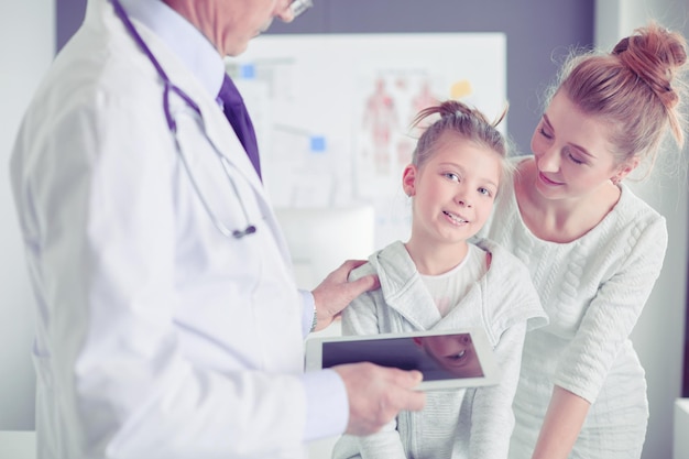 Petite fille avec sa mère chez un médecin en consultation