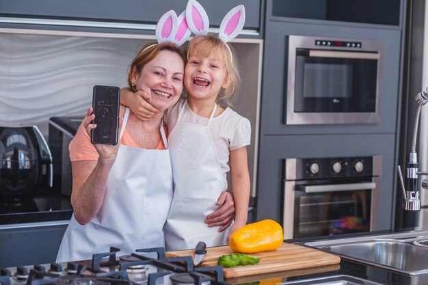 Petite fille avec sa mère cuisinant pour pâques