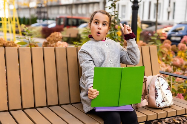 Petite fille avec un sac à dos va à l'école.