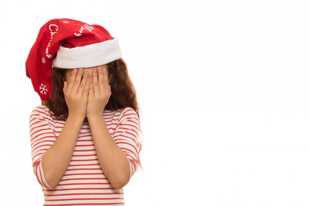 Petite fille de Santa dans un chapeau de Noël