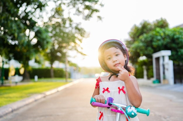 Une petite fille sur un scooter dans le parc