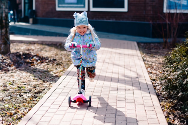 Petite fille sur scooter