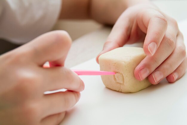 Petite fille sculpte un jouet d'argile