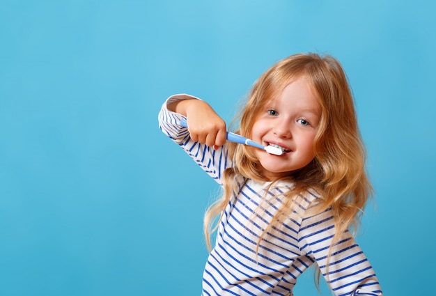 Petite fille se brosser les dents.