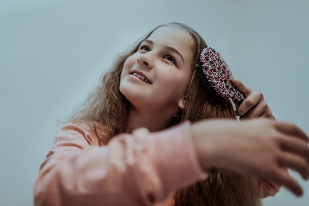 Petite fille se peignant les cheveux