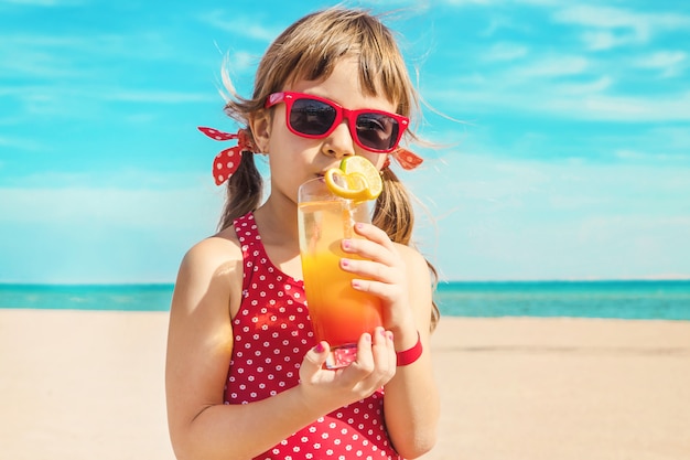 Petite fille se reposer sur la mer Mise au point sélective.