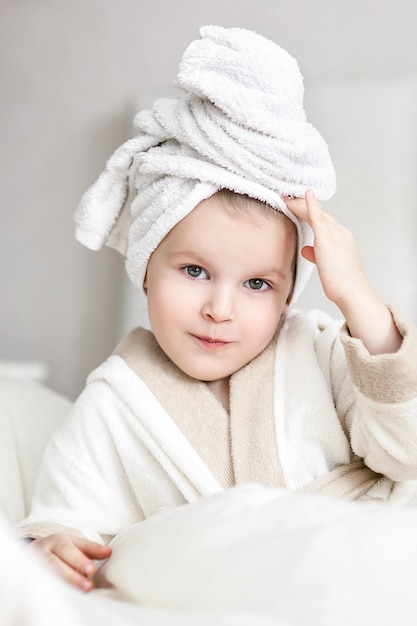 Petite fille avec une serviette blanche sur la tête