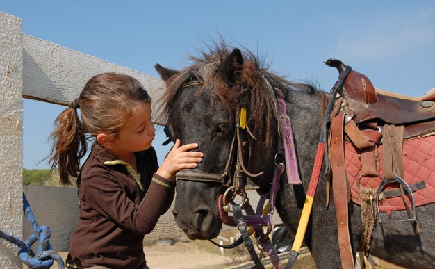 Petite fille et shetmand