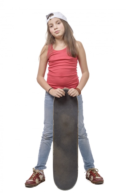 Petite fille avec skateboard