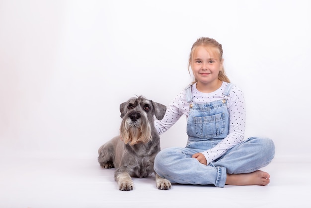 Une petite fille et son chien bien-aimé