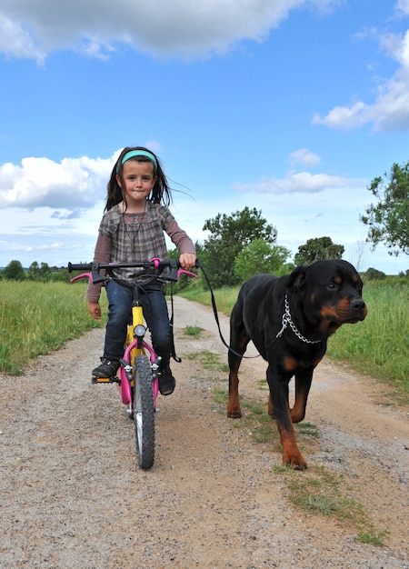 Petite fille et son chien