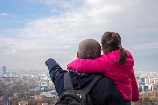 Petite fille avec son père regardant la vue sur la ville d'Almaty au Kazakhstan