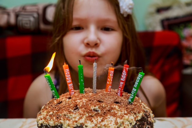 Petite fille soufflant des bougies d&#39;anniversaire