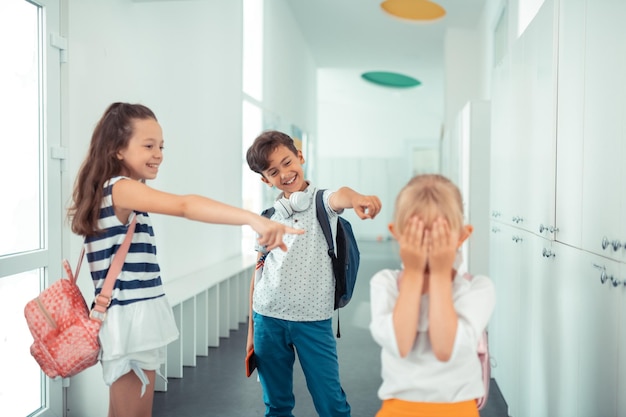 Petite fille souffrant d'intimidation pendant les vacances scolaires