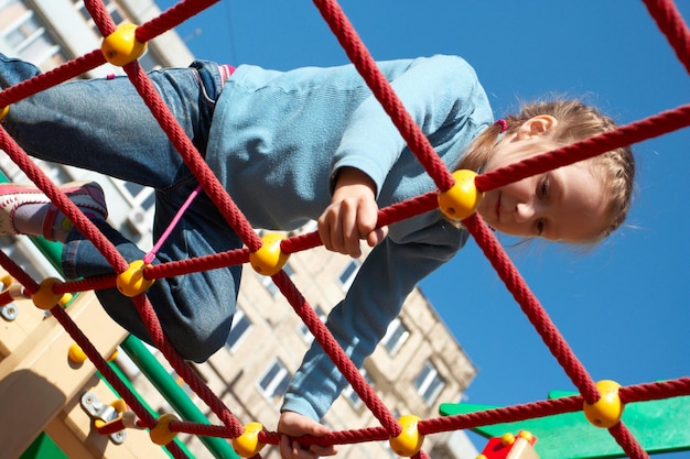 Petite fille souriante à l'aire de jeux