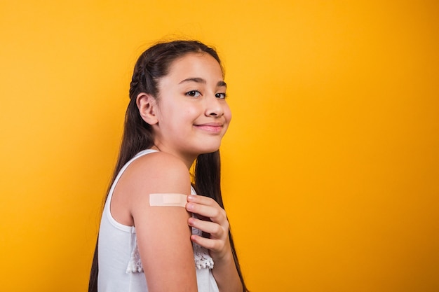 Petite fille souriante après avoir reçu une vaccination