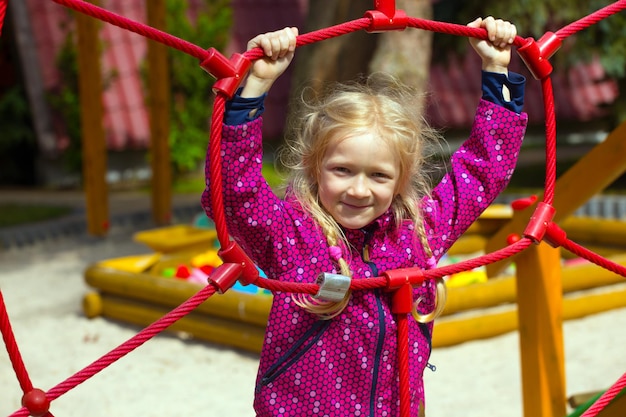 Petite fille souriante au terrain de jeu