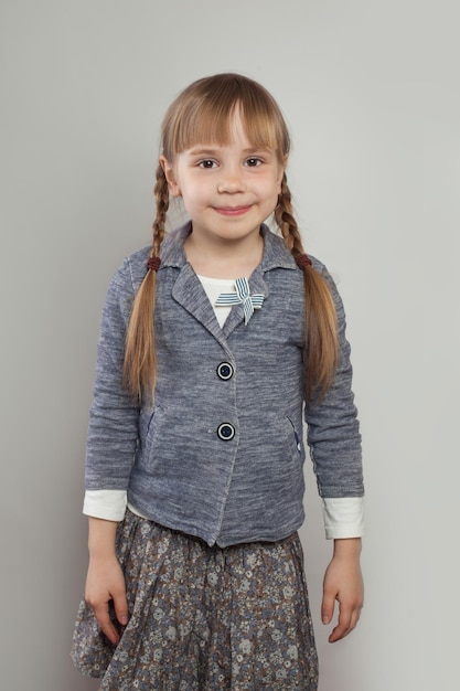 Une petite fille souriante sur un fond blanc