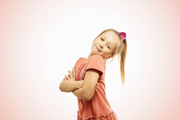 Petite fille souriante sur fond rose