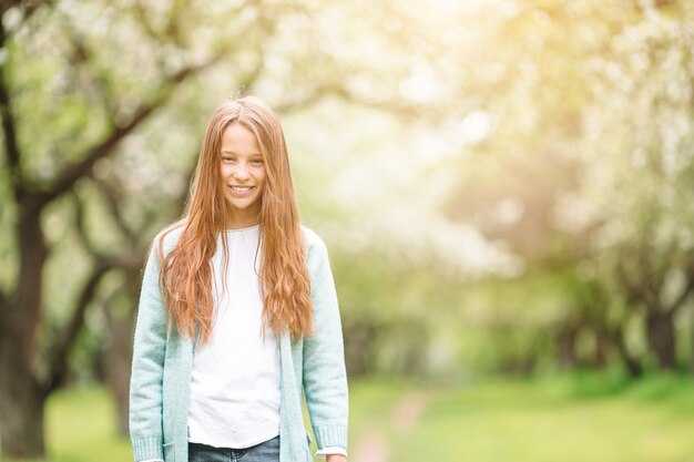 Petite fille souriante jouant dans le parc