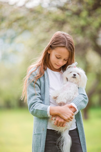 Petite fille souriante jouant dans le parc