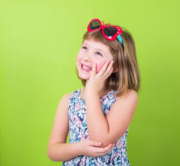 Petite fille souriante avec des lunettes