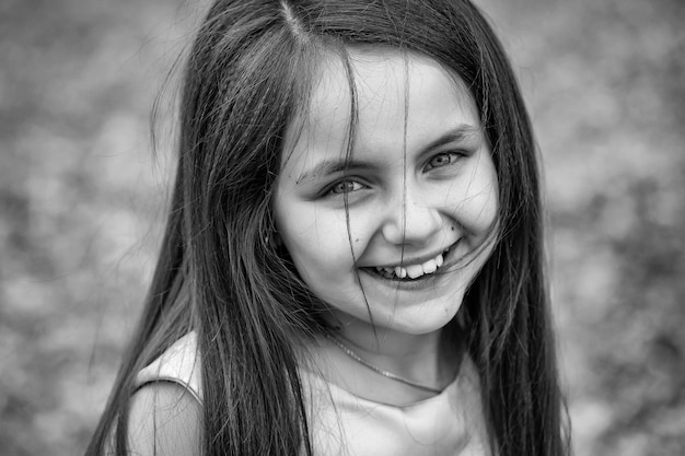 Petite fille souriante en plein air