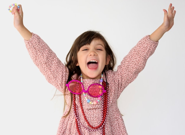 Petite fille souriante portrait studio bonheur