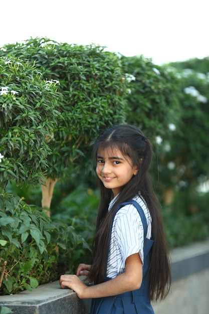 Petite fille souriante et regardant la caméra. mise au point sélective, faible profondeur de champ, flou