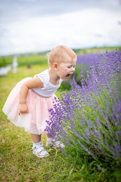 Petite fille souriante en robe rose dans un champ de lavande République tchèque