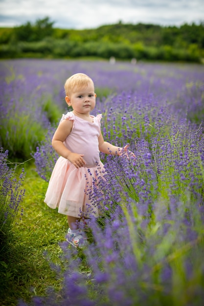 Petite fille souriante en robe rose dans un champ de lavande République tchèque