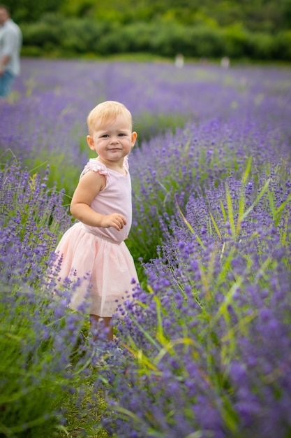 Petite fille souriante en robe rose dans un champ de lavande République tchèque