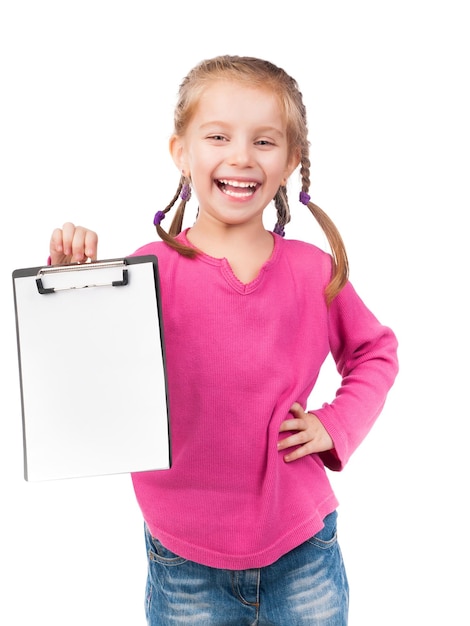 Une petite fille souriante tenant un tableau blanc vide