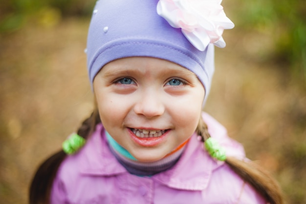 Petite fille souriante