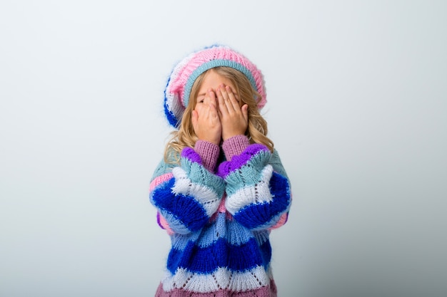 petite fille, sourire, dans, tricoté, chapeau, et, chandail, sur, blanc, isoler