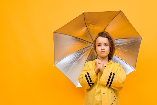 Petite fille sous un parapluie ouvert