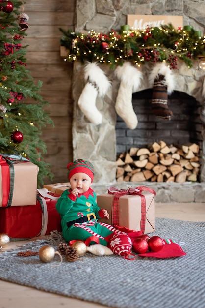 La petite fille sous le sapin