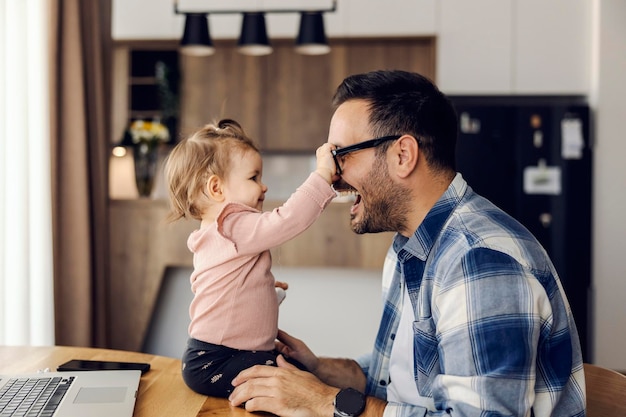 Une petite fille stupide joue avec son père