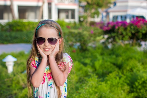 Petite fille surprise en vacances d'été