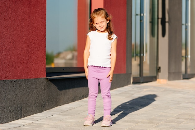 Petite fille en t-shirt blanc. espace pour votre logo ou design. Maquette pour impression