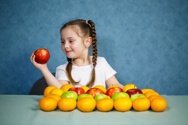 Petite Fille En T-shirt Blanc Fruits D'amour