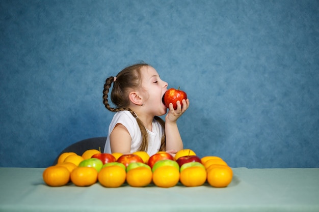 Petite fille en T-shirt blanc fruits d'amour