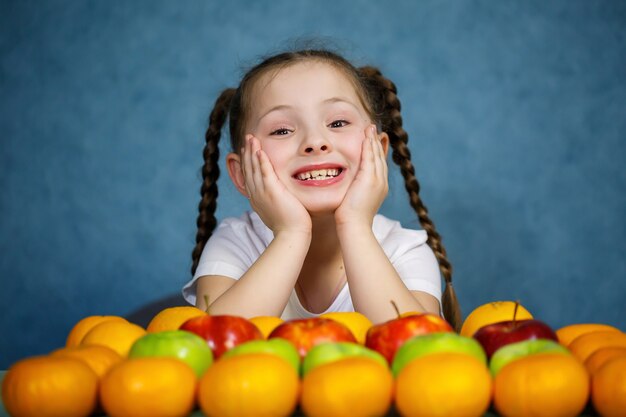 Petite fille en T-shirt blanc fruits d'amour