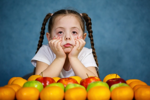 Petite fille en T-shirt blanc fruits d'amour